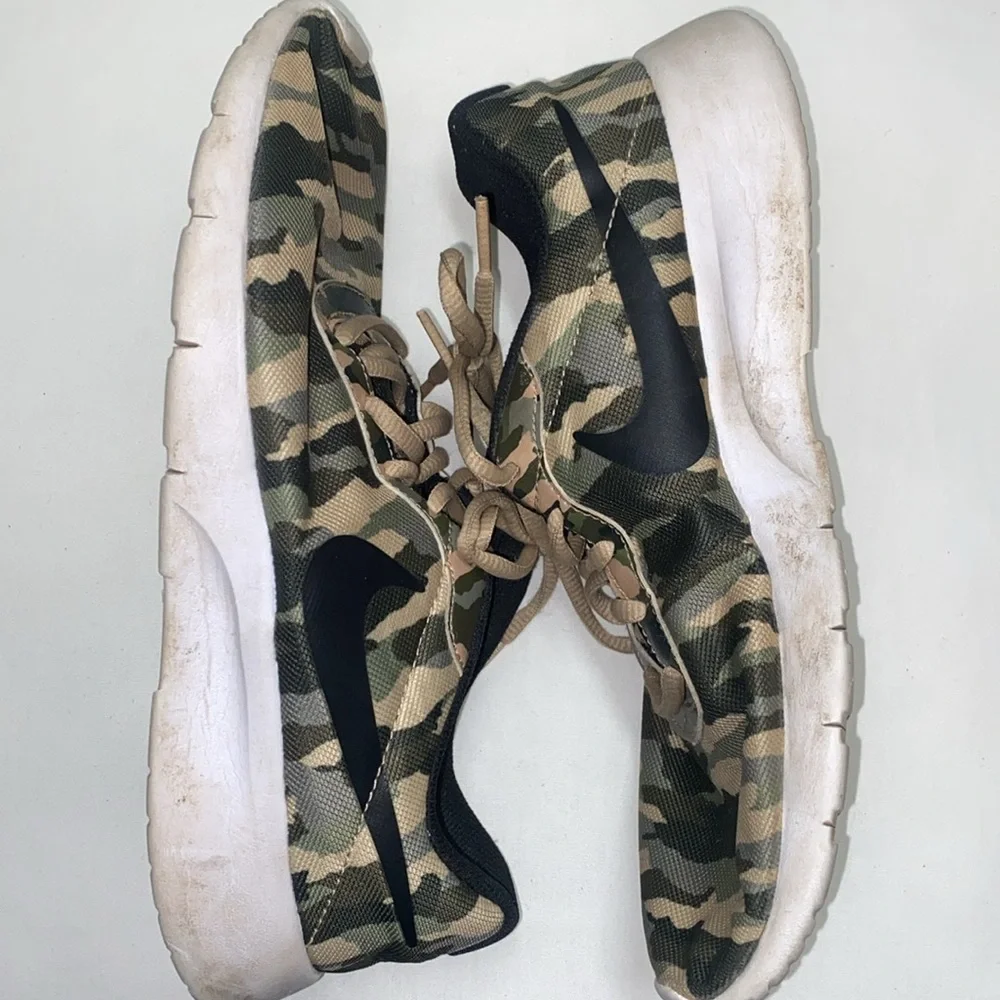 Nike Boys Shoes Green/Kakhi Camo, Whote Sole sz 7Y